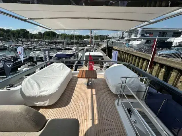 Azimut Flybridge 68