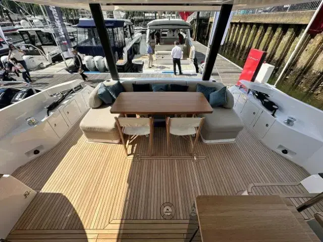 Azimut Flybridge 68