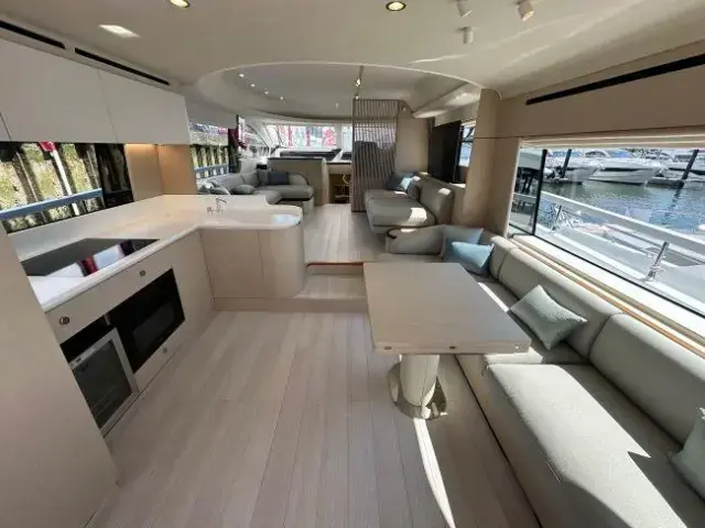 Azimut Flybridge 68