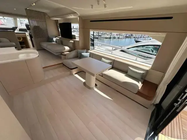 Azimut Flybridge 68