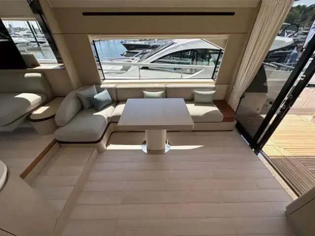 Azimut Flybridge 68