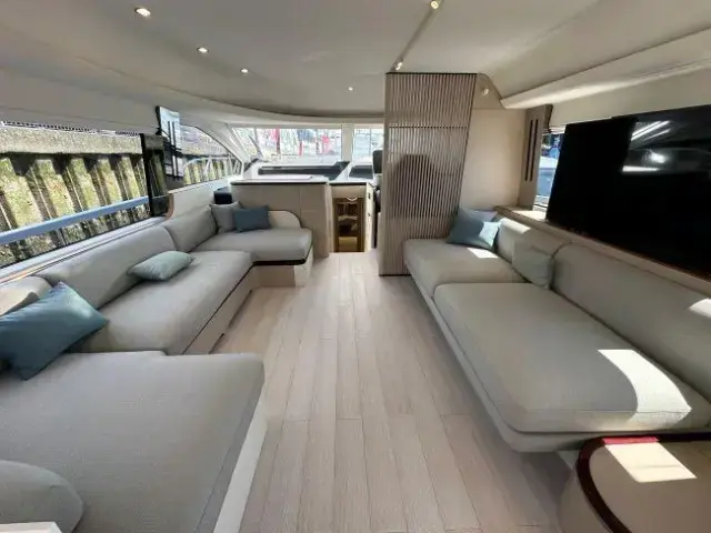 Azimut Flybridge 68