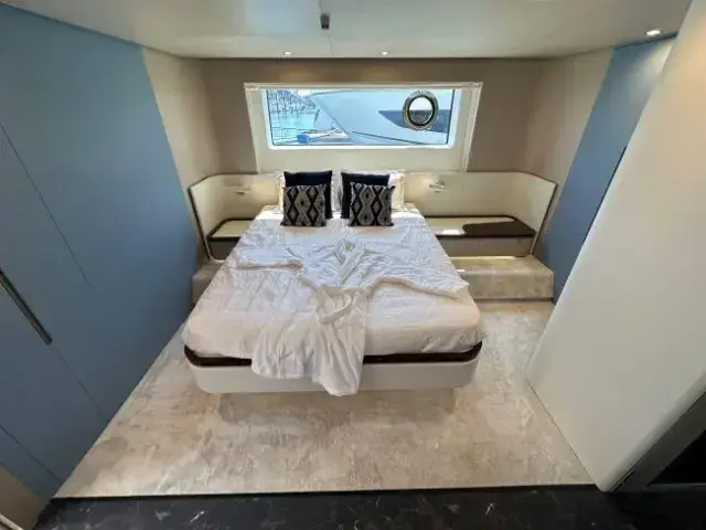 Azimut Flybridge 68