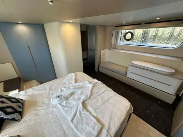 Azimut Flybridge 68