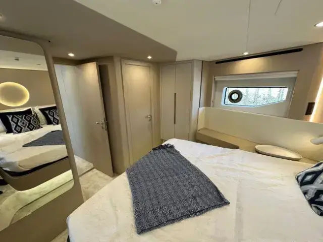 Azimut Flybridge 68