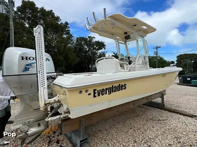 Everglades Boats 223 CC