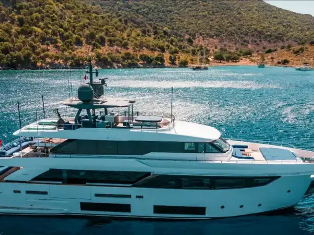 Custom Line Navetta 33