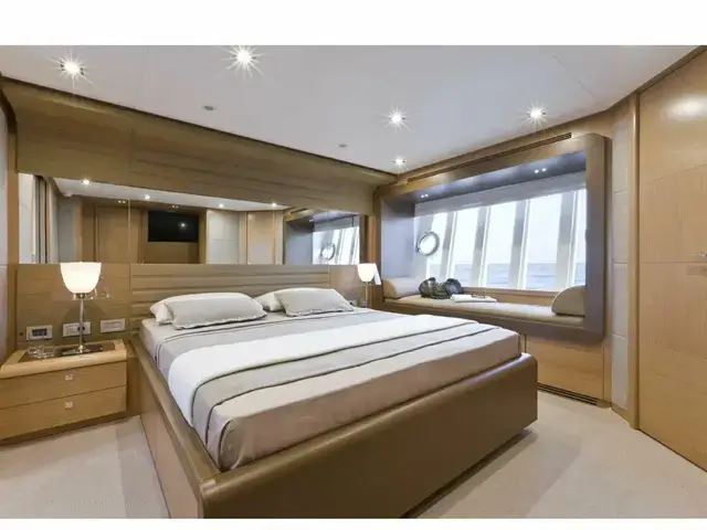 Ferretti Yachts 800