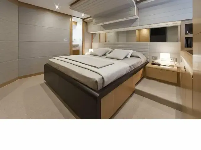 Ferretti Yachts 800