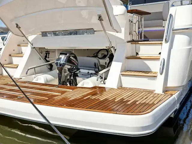 Riviera 54