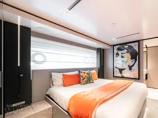 Custom Line Navetta 33