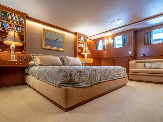 Feadship 85'