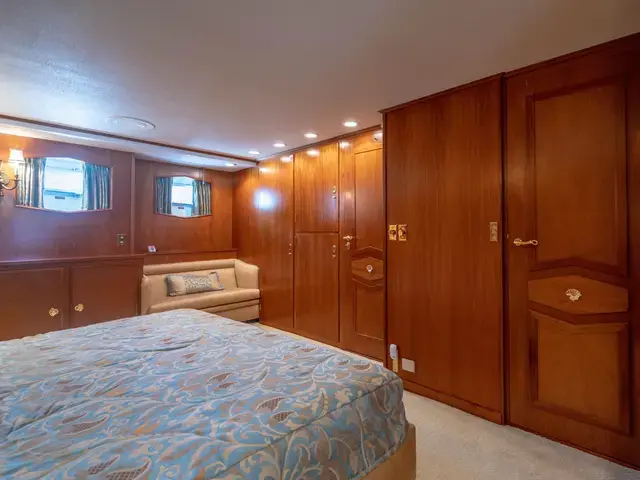 Feadship 85'