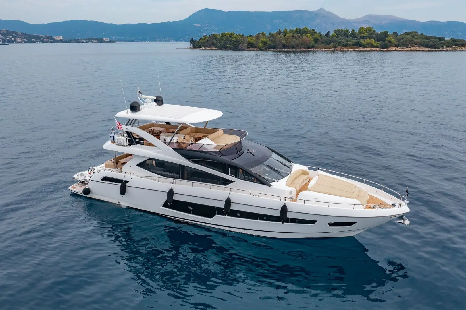 2014 Sunseeker 75 yacht