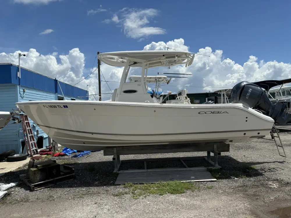 2023 Cobia Boats 240 cc