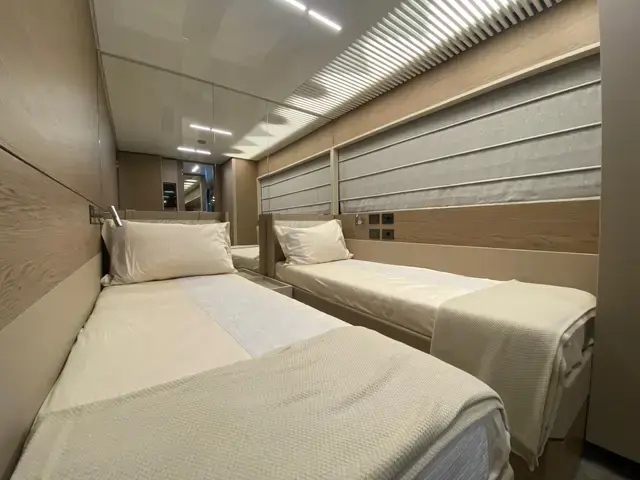 Ferretti Yachts 93'