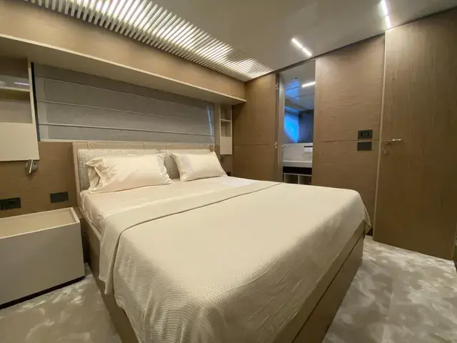 Ferretti Yachts 93'