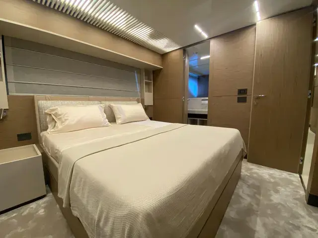 Ferretti Yachts 93'