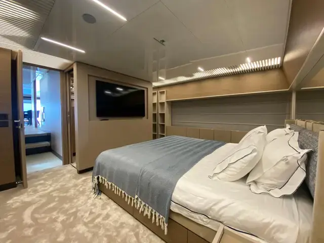 Ferretti Yachts 93'