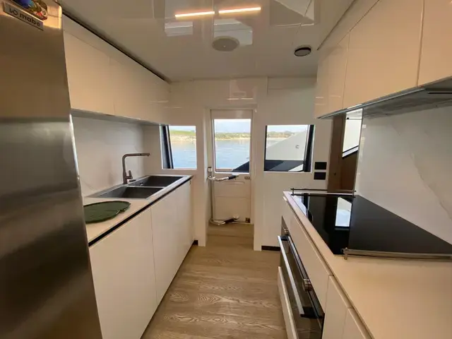 Ferretti Yachts 93'