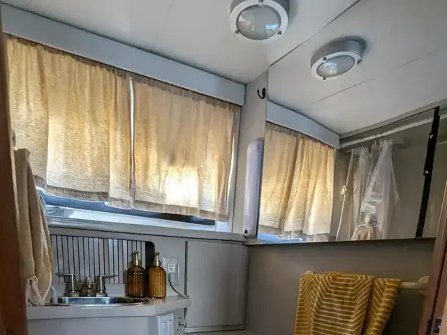 Carver 33 Aft Cabin