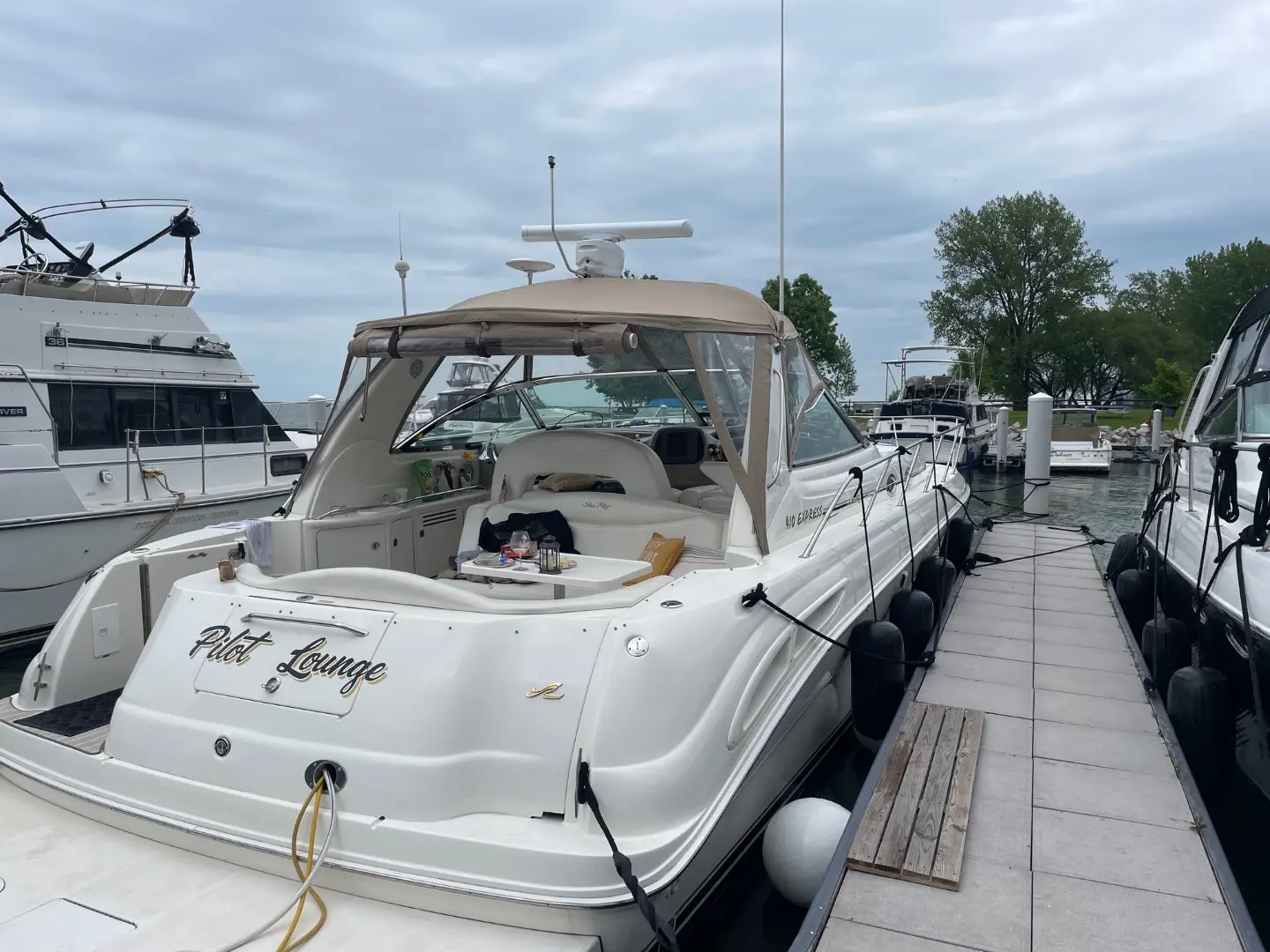 2000 Sea Ray 410 express cruiser