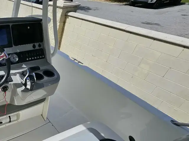 Boston Whaler 240 Dauntless