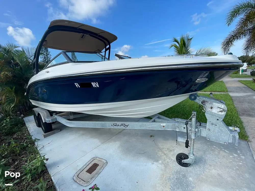 2019 Sea Ray 210 spx