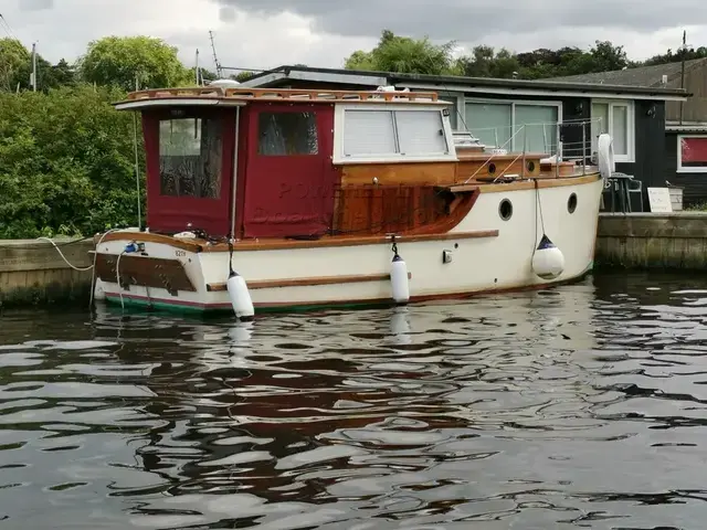 Classic 27 foot Motor Cruiser