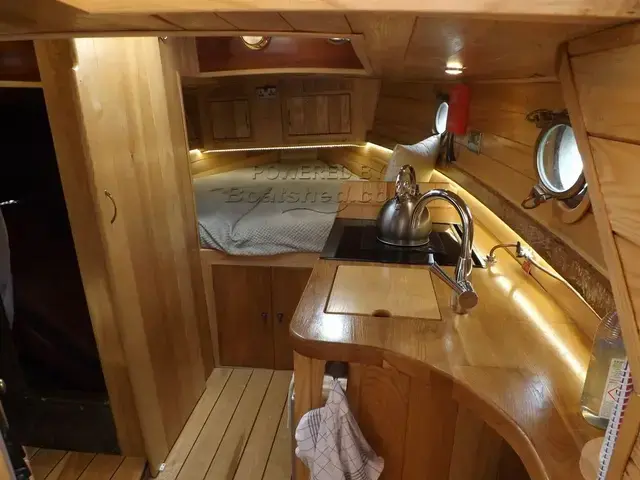 Classic 27 foot Motor Cruiser