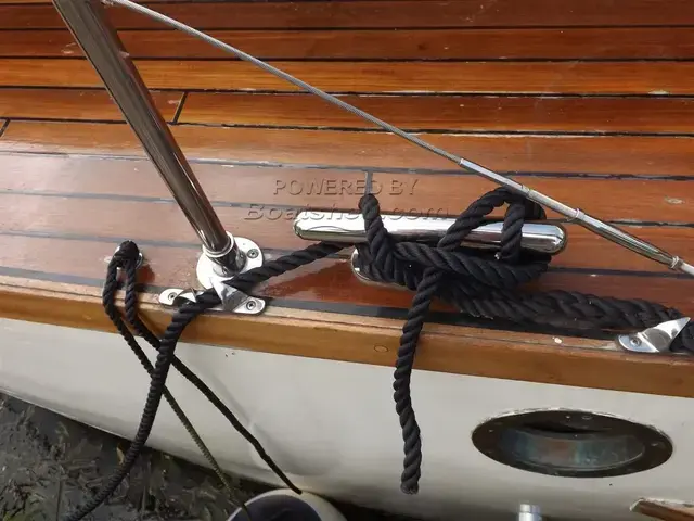 Classic 27 foot Motor Cruiser