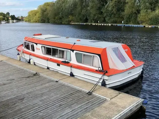 Norfolk Broads Cruiser - Boat