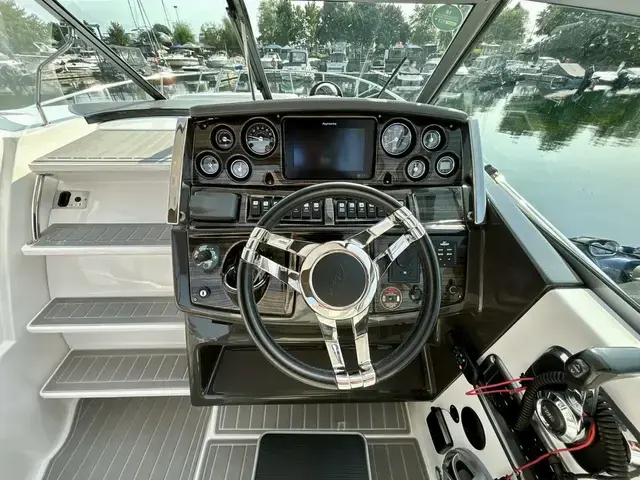 Monterey 295 Sport Yacht