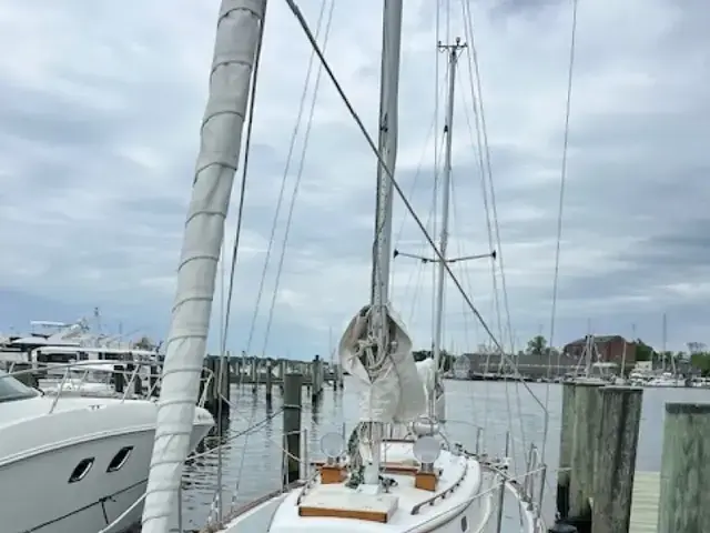 Hinckley Pilot Yawl 35