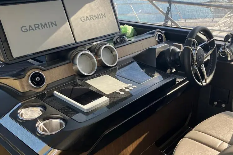 2022 Sunseeker 65 sport yacht