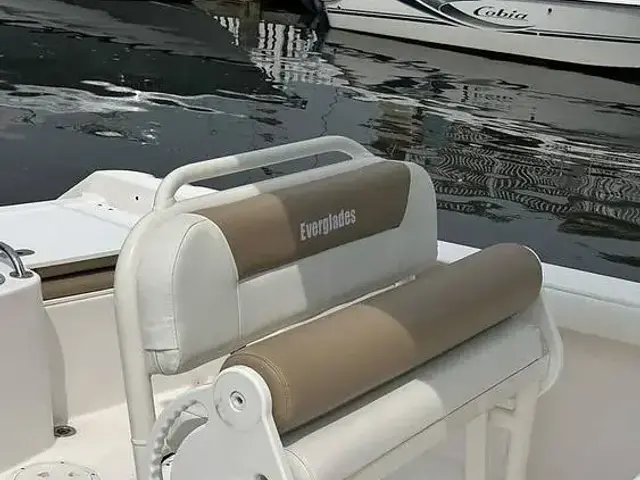 Everglades Boats 230 CC