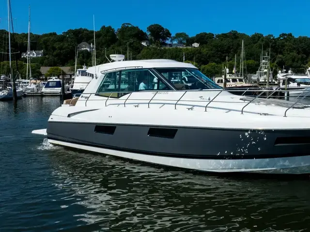 Cruisers Yachts 48 Cantius