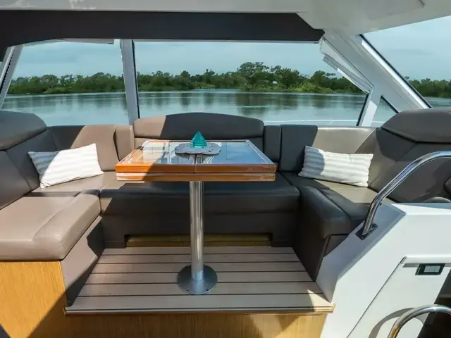 Cruisers Yachts 48 Cantius