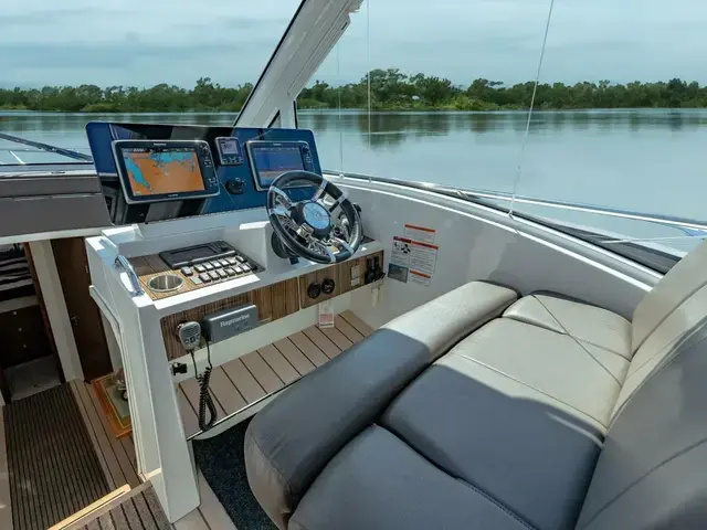 Cruisers Yachts 48 Cantius