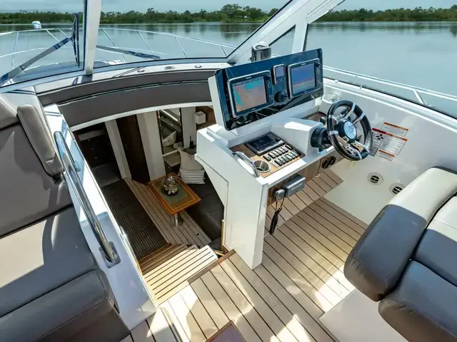 Cruisers Yachts 48 Cantius