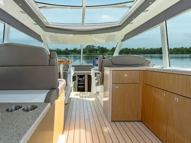 Cruisers Yachts 48 Cantius