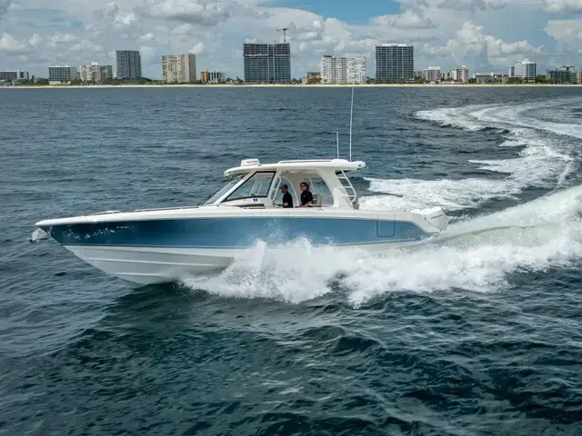 Boston Whaler 350 Realm