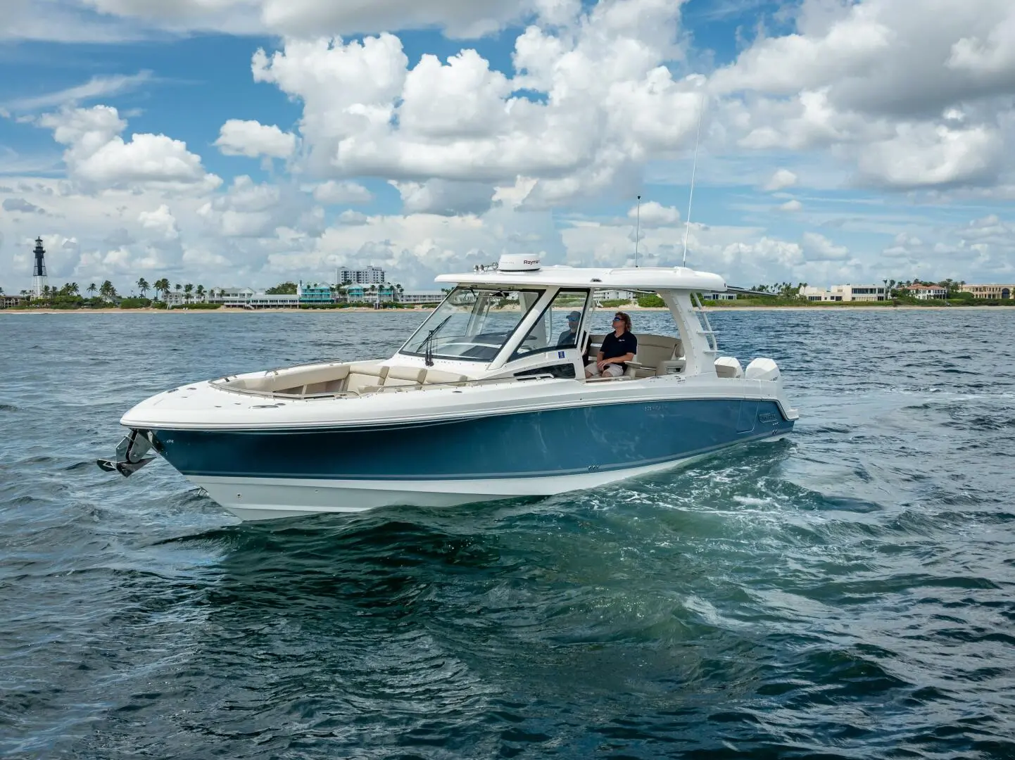 2021 Boston Whaler 350 realm