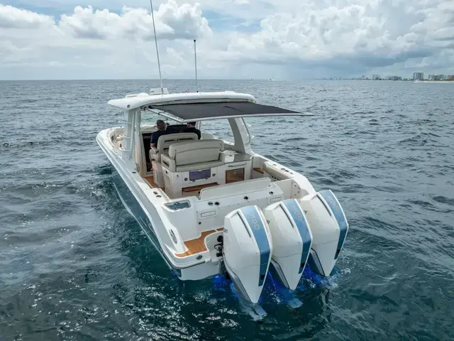 Boston Whaler 350 Realm