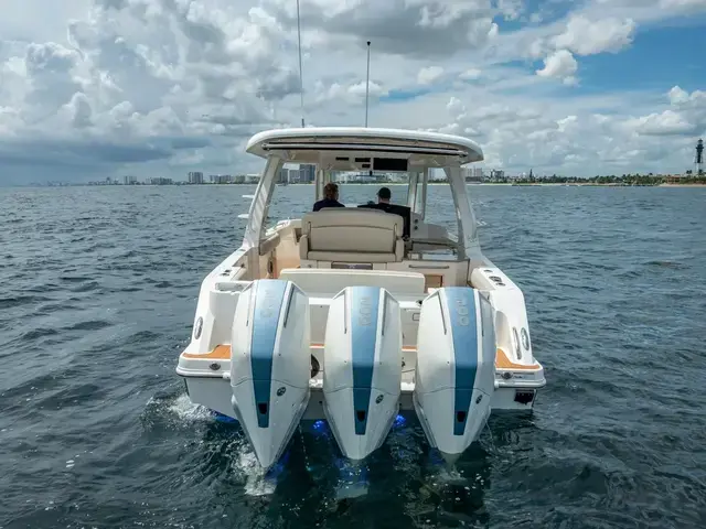 Boston Whaler 350 Realm