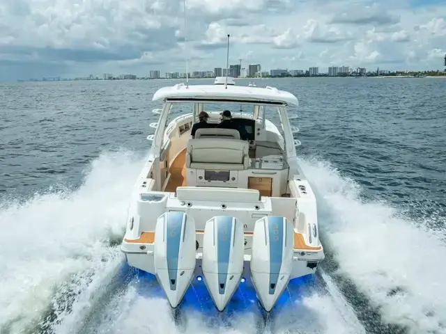 Boston Whaler 350 Realm