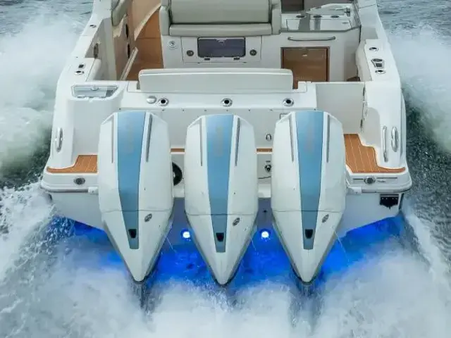 Boston Whaler 350 Realm