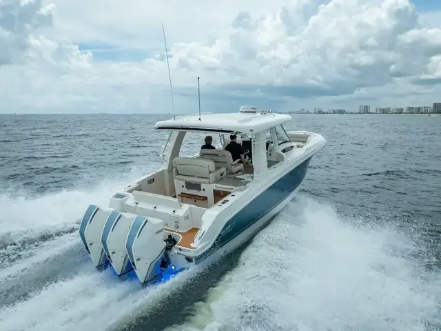 Boston Whaler 350 Realm