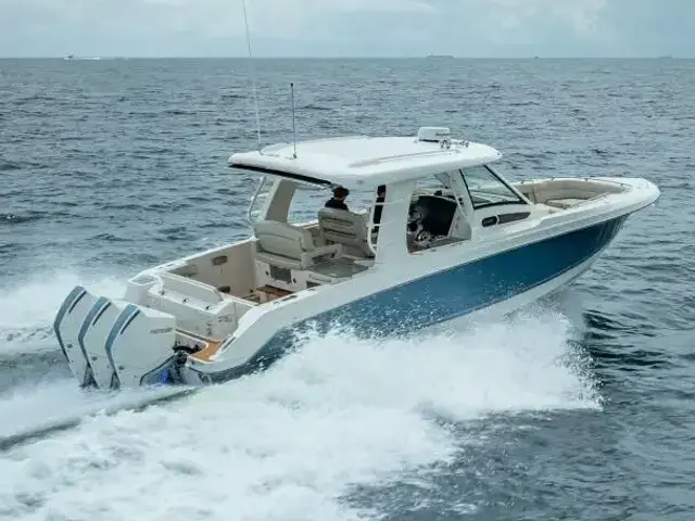 Boston Whaler 350 Realm