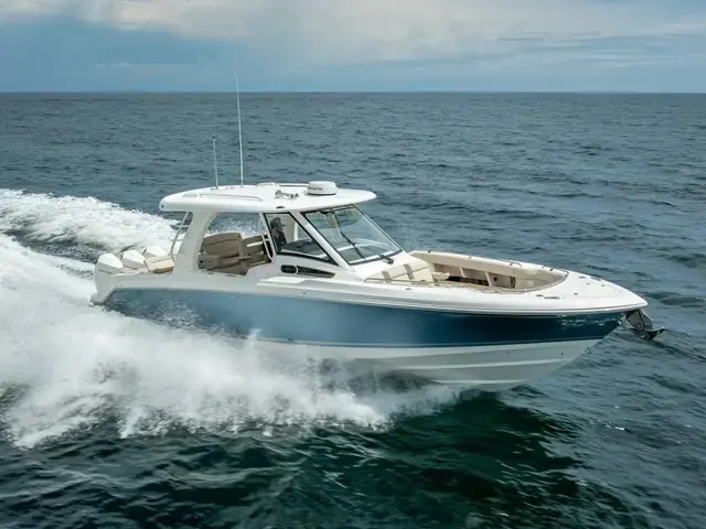 Boston Whaler 350 Realm